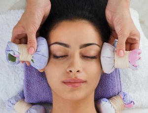 Thajská masáž tváre bylinnými guľami